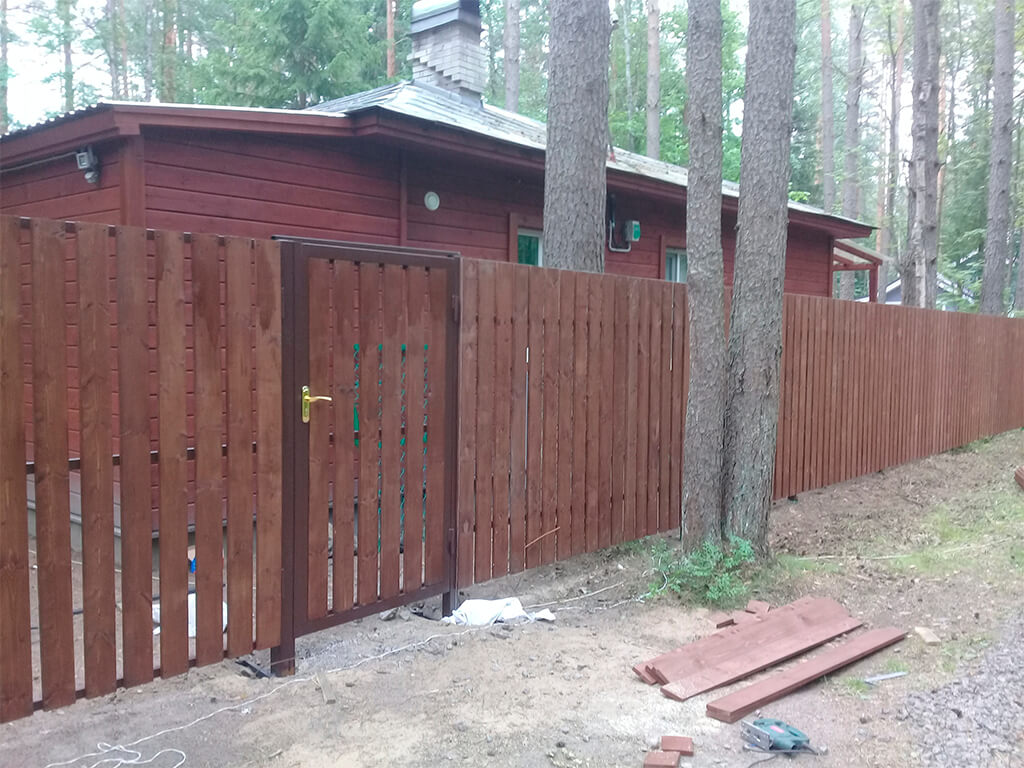 штакетный забор из дерева на дачном участке