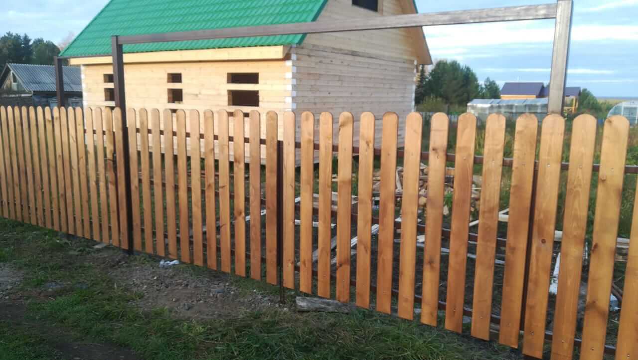 забор декоративный деревянный на дачном участке