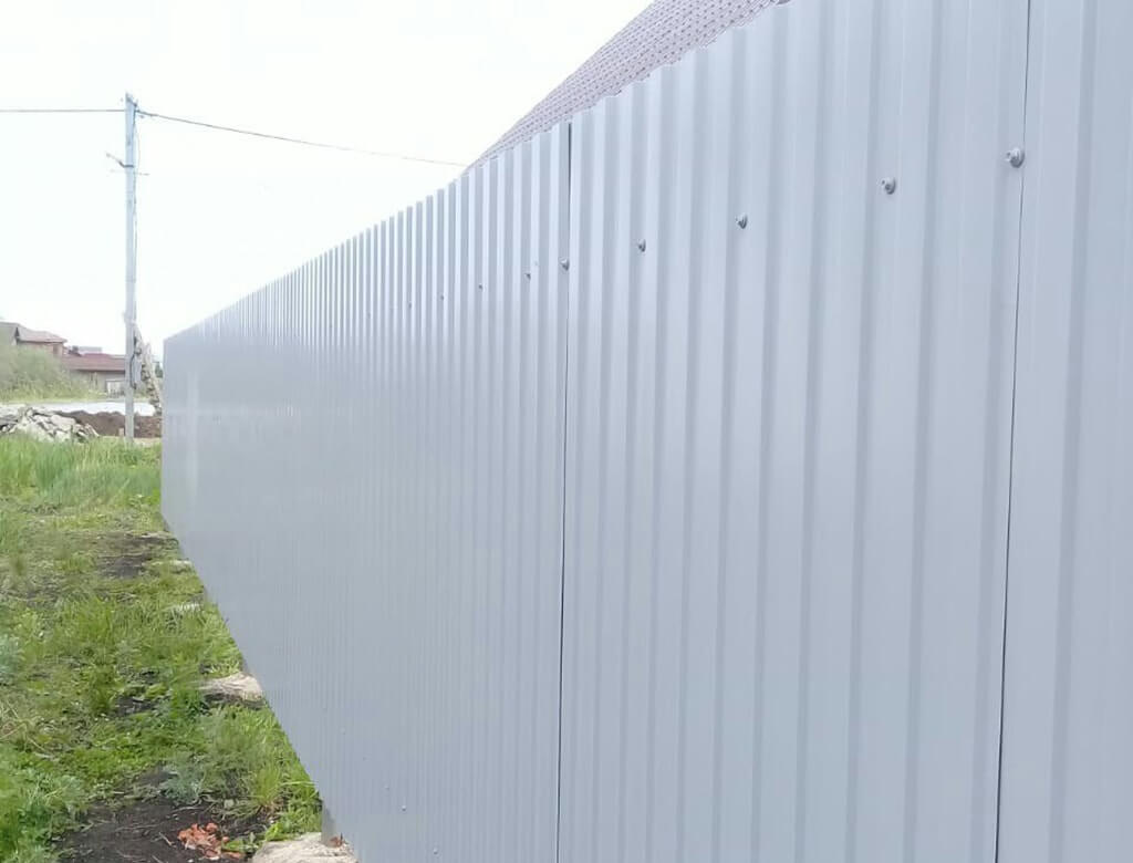 ограда из профлиста для дачного участка от компании Забор Хаус